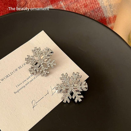 Crystal Snowflake Pearl Hair Clip – Winter-Inspired Retro Hair Jewelry for Women