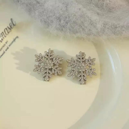 Crystal Snowflake Pearl Hair Clip – Winter-Inspired Retro Hair Jewelry for Women