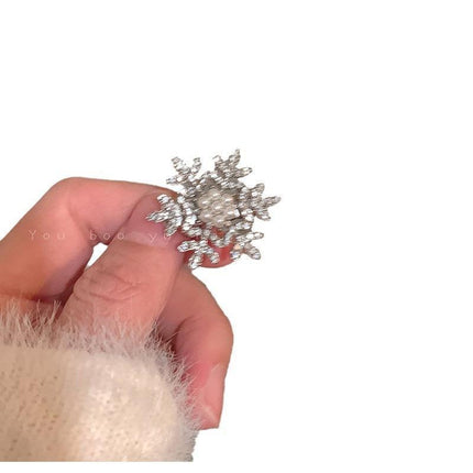 Crystal Snowflake Pearl Hair Clip – Winter-Inspired Retro Hair Jewelry for Women